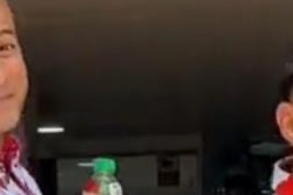 Pedro Quiñónez con Jonathan Sánchez, la Polilla, en el divertido video.