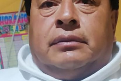 José Betún vende frutillas cerca de San Roque, centro de la capital.