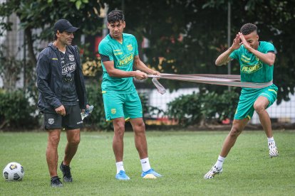 Como en los viejos tiempos, Fabián Bustos junto a Xavier Arreaga y Byron Castillo en el entrenamiento de Barcelona. Los tres regresaron.