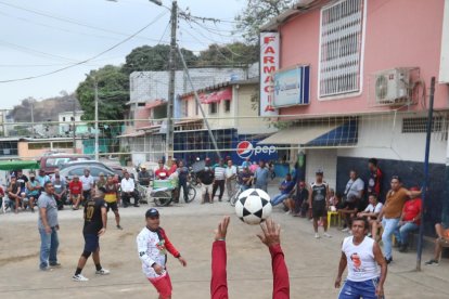 Siempre juegan en el ‘miniestadio’ de ecuavóley del Club 31 de Enero, de Durán.