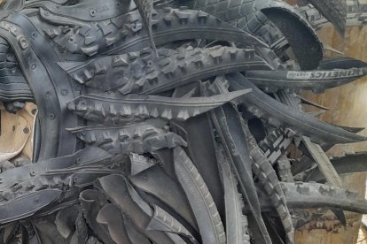 La textura del material,    
les permite a los artistas ‘jugar’ con ellos para , con trazos, calados y recortes, poder dar rienda suelta a sus creaciones.