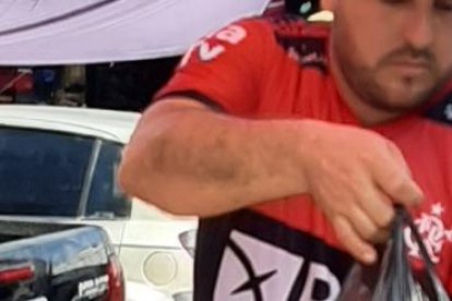 En pleno centro de Guayaquil, Yomaira y Tony, dos ecuatorianos con la camiseta de Flamengo, venden el buen encebollado.