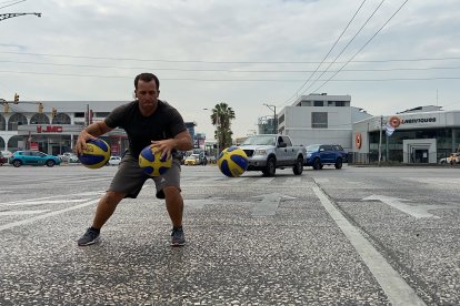 Roberto Rojas se ha dedicado durante los últimos cuatro años a realizar malabares en los semáforos de Guayaquil.