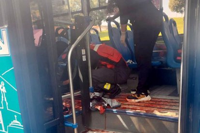 El chico agonizó en el pasillo de la unidad. Cuando lo trasladaron al hospital solo se confirmó su muerte. Tenía dos heridas.