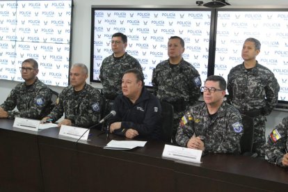 Fausto Salinas, comandante General de Policía. Juan Zapata, Ministro del Interior y Juan Iñiguez, subcomanfante de policía, informaron sobre los hechos de violencia en la ciudad de Guayaquil donde perdieron la vida miembros de la institución.