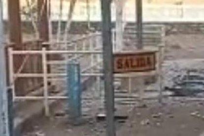 Así quedó el exterior del Municipio de Durán tras la explosión.