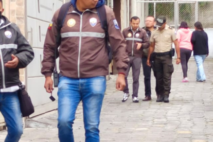 El hijo lo encontró colgado en la habitación