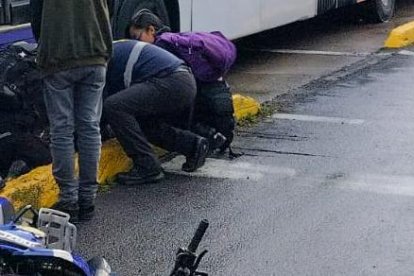 El hombre quedó malherido a unos pasos de su moto.