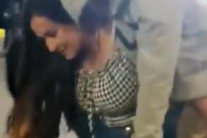 La noche del pasado sábado, la fortachona mujer sacó fuerzas para llevar a su ‘monigote’.