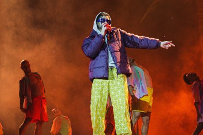 Bad Bunny  

lució una campera con capucha. Debido al frío capitalino su atuendo no fue tan playero como su música.