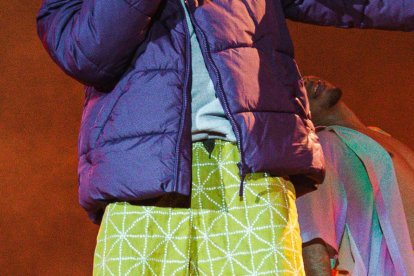 Bad Bunny  

lució una campera con capucha. Debido al frío capitalino su atuendo no fue tan playero como su música.