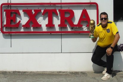 Holger Flores moya posa feliz con la camiseta oficial de la selección de Ecuador que ganó con la Despegadita Mundialista de EXTRA.