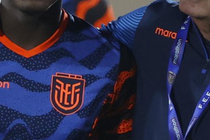 Moisés Caicedo junto al técnico Gustavo Alfaro, los líderes de la selección de  Ecuador.