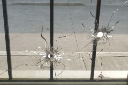 Los balazos dañaron los vidrios de la ventana.