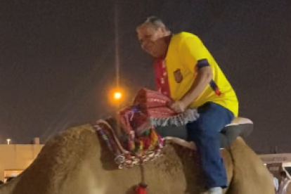 Ecuador Echeverría, en las alturas sobre un camello de Catar. Su felicidad era inmensa.
