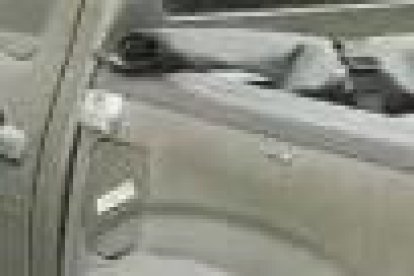 Por las heridas, el conductor perdió el equilibrio del automotor, chocando contra un container.