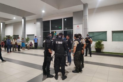 La Policía informó que los sujetos trataron de llegar al segundo piso del hospital.