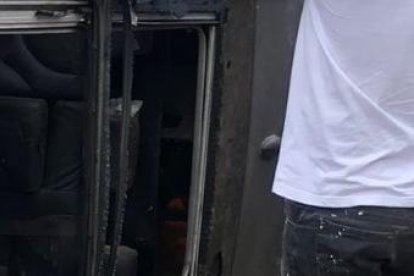 El vehículo Hyundai gris quedó a un costado de la vía a la costa.