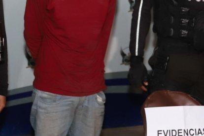 Entre las evidencias constan las armas de fuego utilizadas para cometer el delito.