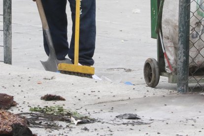 Al siguiente día del incidente, un equipo de Urvaseo acudió al sitio para limpiar la basura del bingo.