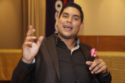 Emilio Pinargote deja ver la carta de renuncia que presentó a Rafael Cuesta, gerente de TC