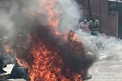 En esta parte de la vía todavía se mira la huella que dejó la quema de la motocicleta.