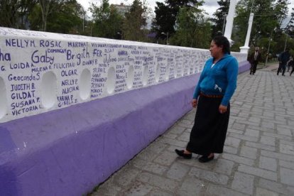 El puente fue bautizado como Mariano Moreno en 1930, pero las activistas obligaron a la Municipalidad de Cuenca a cambiar el nombre.