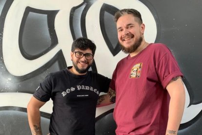 Lucas Florentino (i) le hizo el tatuaje de Lionel Messi a Nicolás  Melena.