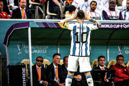 Lio celebró su  anotación con el Topo Gigio frente al banquillo de los neerlandeses.