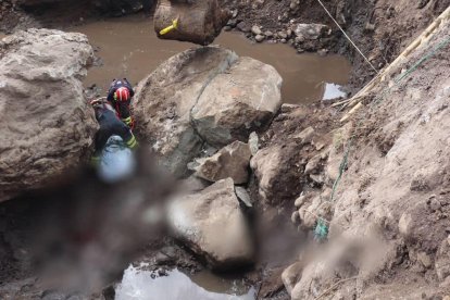 El cadáver fue extraído por miembros del Cuerpo de Bomberos de Cayambe.