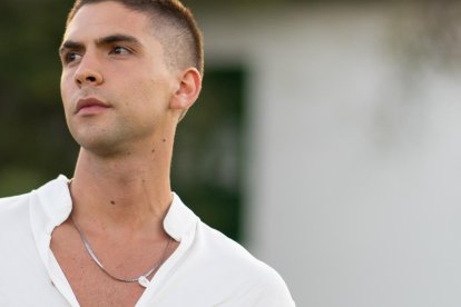 Es un actor y cantante ecuatoriano.