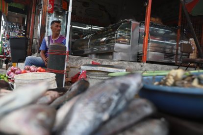Stalin Moreira, mientras se jugaba el Francia vs. Marruecos, no tenía clientes, los pescados esperaban ser llevados.
