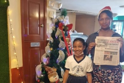 Francisca Chila muestra el  ejemplar de EXTRA que llenó de alegría su hogar.