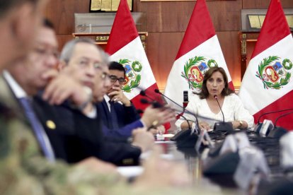 La mandataria Dina Boluarte (d) mientras habla en la reunión del Consejo de Estado, en Lima (Perú).