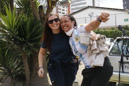 La francesa Celia Magere felicitó a su pareja, Cristina Pozo, por el título alcanzado por Argentina en el Mundial.