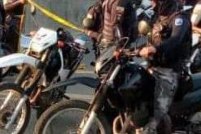 Joven quedó tieso frente a una capilla