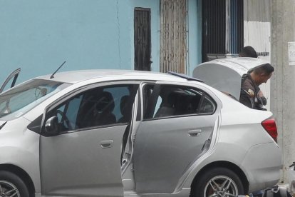 Policías recabaron indicios en el vehículo en el que se movilizaban los implicados la mañana de ayer.