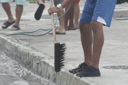 En este punto del suburbio, los vecinos limpiaban restos de sangre que aún se observaban la mañana de este lunes.