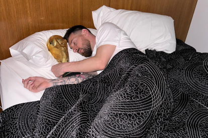 Lionel Messi durmió con la copa, tras cumplir un sueño del que no quiere despertar.