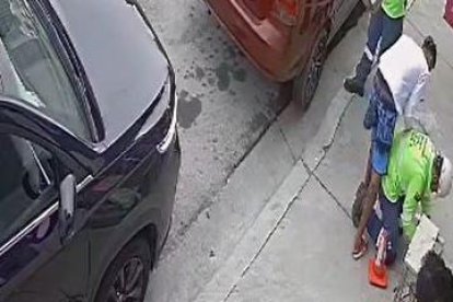 En un video de una cámara de seguridad se observa el momento en que los sujetos asaltaron a una cuadrilla el 20 de diciembre.