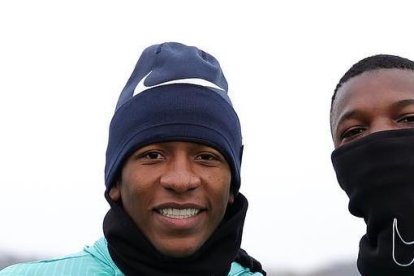 Jeremy Sarmiento (i), Pervis Estupiñán y Moisés Caicedo, son los jugadores ecuatorianos que militan en el Brrighton.