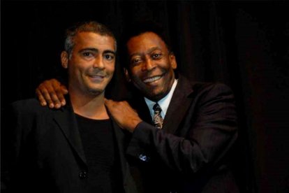 Romario (i) se distanció de Pelé por críticas que recibió de 'O Rei' por sus comportamientos fuera de la cancha.
