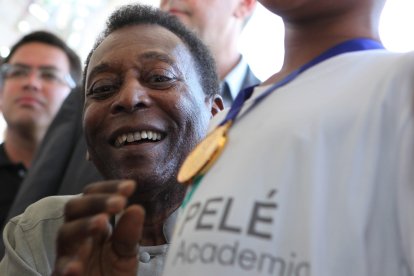 Flores amarillas y verdes en Times Square recuerdan a Pelé tras su muerte.