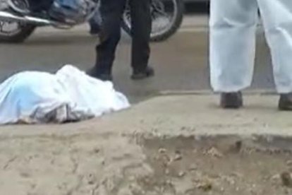 El cuerpo quedó tirado en la acera y se encontró 15 indicios balísticos alrededor.