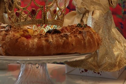 León vende tres tamaños de roscas. La panadera asegura que al día le llegan más de cien pedidos de este dulce.