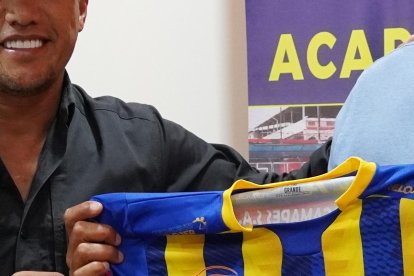 Walter Rolando Guerrero recibe la camiseta de su nuevo equipo Astillero FC de parte de su presidente Ab. Héctor Pesantez.