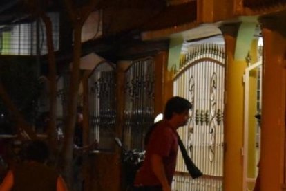 Paramédicos de una ambulancia confirmaron la muerte del ciudadano.