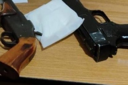 Las armas estaban dentro de las mochilas de los estudiantes.