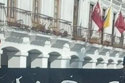 La mamá y la hermana del agente desaparecido viajaron a Quito para pedir que las escuchen.