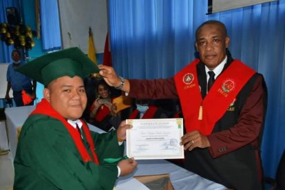 Diego Galván apreció tanto a su decano. Para él fue un honor recibir su título de ingeniero en Administración de Empresas de manos de él.